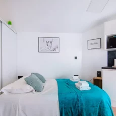 studio lit confort decoration moderne location appartement court et long sejour argenteuil Chambre moderne avec lit double et micro-ondes.