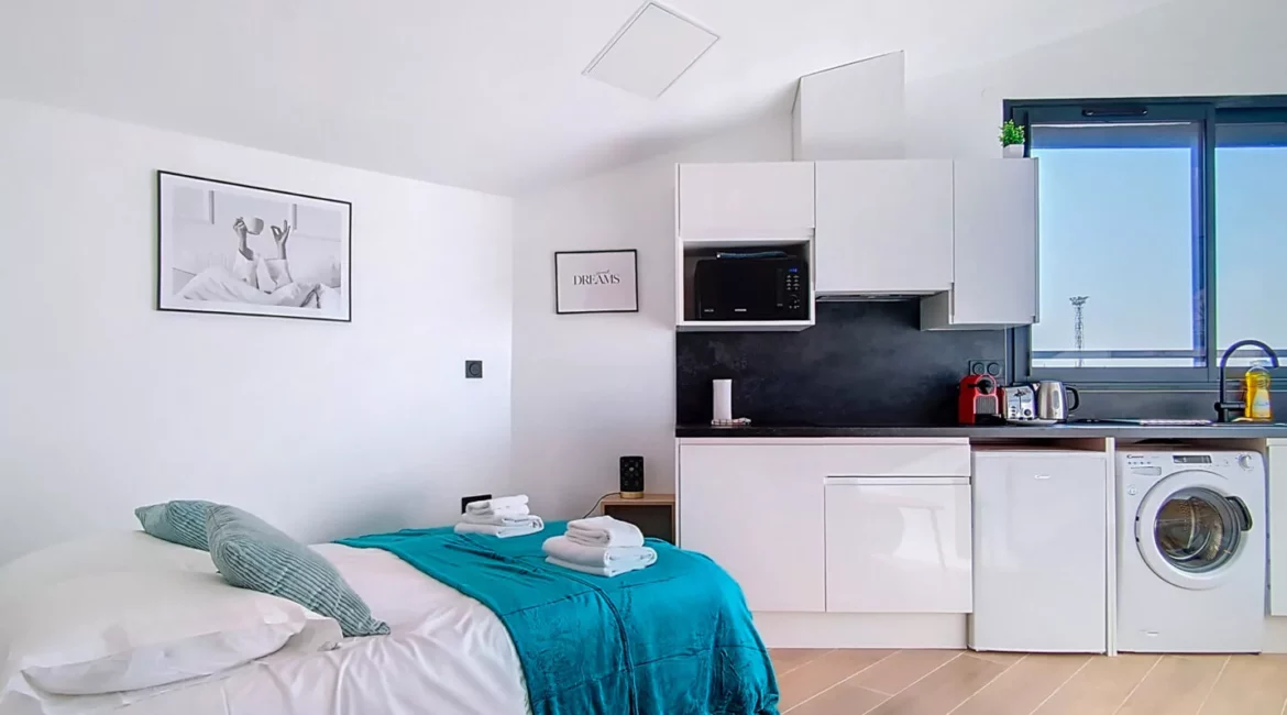 studio lit cuisine equipements location appartement court et long sejour argenteuil Studio moderne avec lit et cuisine équipée.