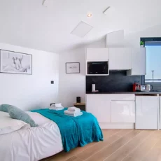 studio lit cuisine equipements location appartement court et long sejour argenteuil Studio moderne avec lit et cuisine équipée.