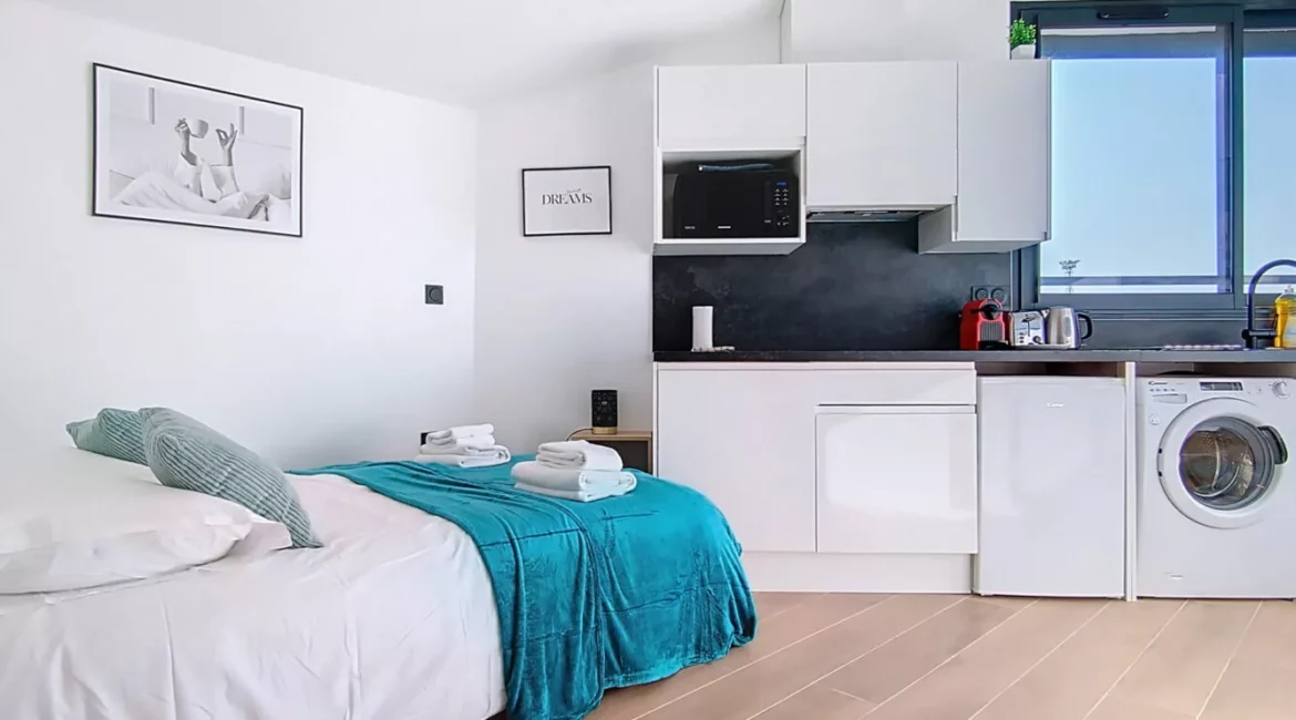 studio lit et cuisine equipee location appartement court et long sejour argenteuil Studio moderne avec lit et kitchenette.