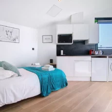 studio lit et cuisine equipee location appartement court et long sejour argenteuil Studio moderne avec lit et kitchenette.