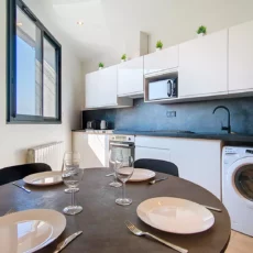 table a manger location appartement court sejour argenteuil Cuisine moderne avec table dressée pour quatre