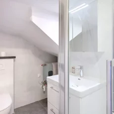 toilettes salle de bain location appartement argenteuil Salle de bain moderne avec douche et lavabo.