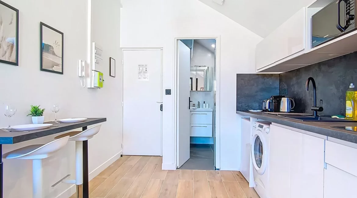 Cuisine moderne avec bar et équipement complet.