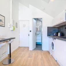 Cuisine moderne avec bar et équipement complet.