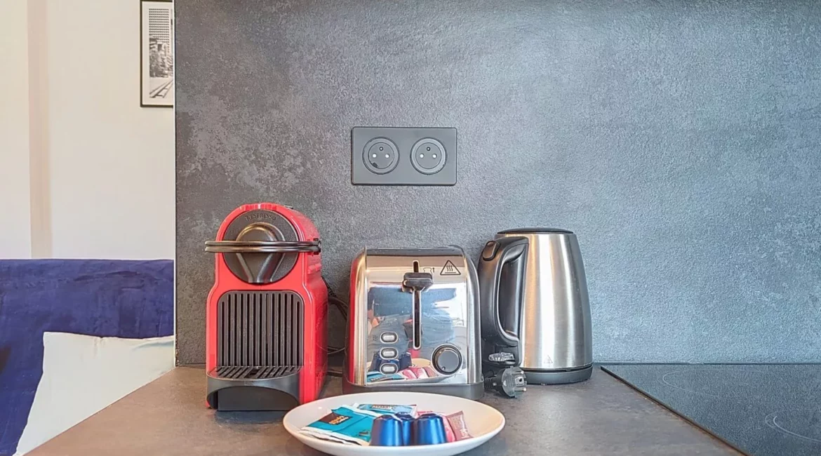 cafetière studio voyage argenteuil Cuisine avec machine à café, grille-pain, bouilloire.