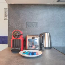 cafetière studio voyage argenteuil Cuisine avec machine à café, grille-pain, bouilloire.