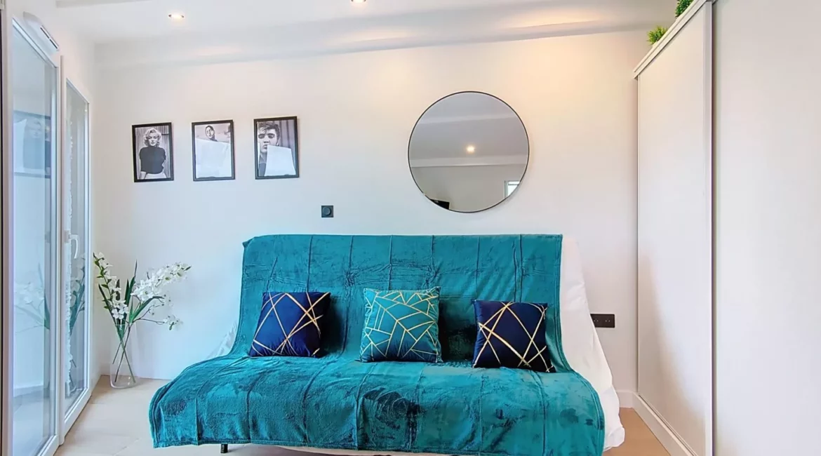 canapé appartement vie d'artiste argenteuil Salon moderne avec canapé bleu et coussins décoratifs