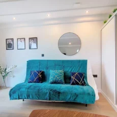 canapé appartement vie d'artiste argenteuil Salon moderne avec canapé bleu et coussins décoratifs