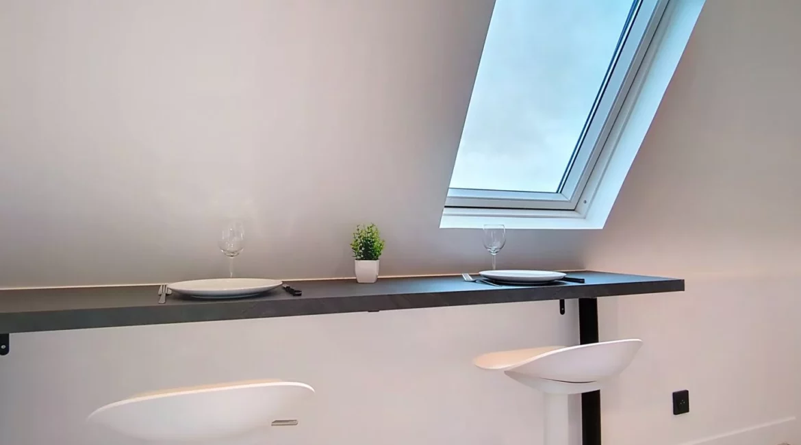 chaises cuisine appartement vie d'artiste argenteuil Salle à manger minimaliste avec fenêtre inclinée.