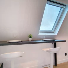 chaises cuisine appartement vie d'artiste argenteuil Salle à manger minimaliste avec fenêtre inclinée.