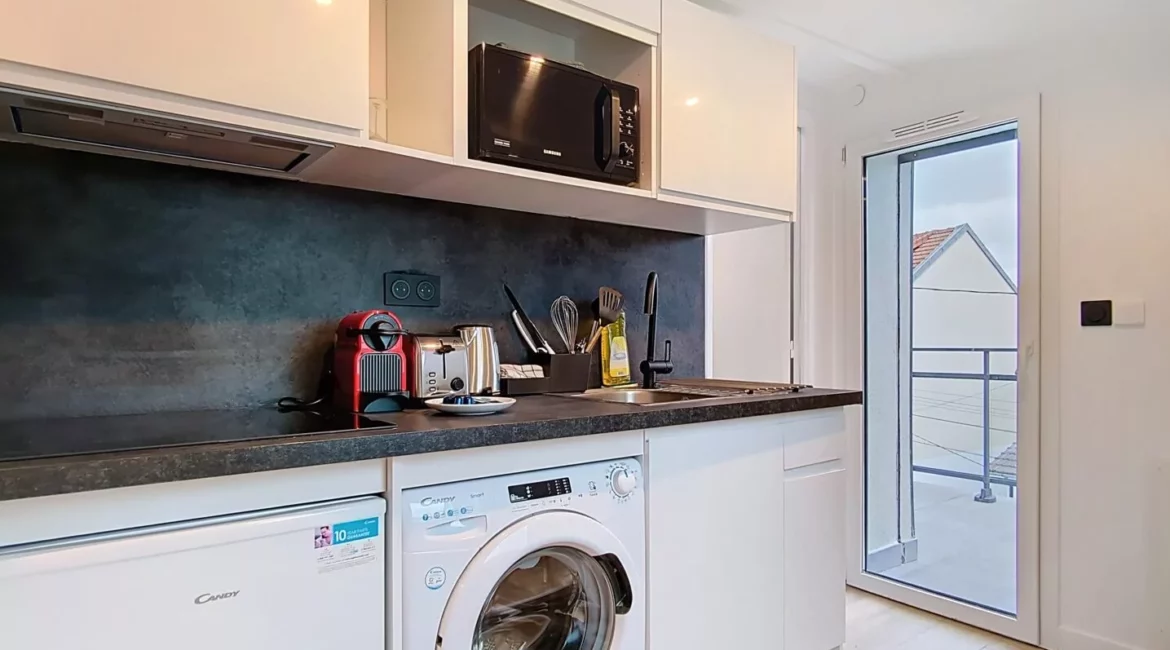 cuisine 1 appartement vie d'artiste argenteuil Cuisine moderne avec équipements électroménagers.