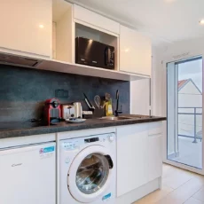 cuisine 1 appartement vie d'artiste argenteuil Cuisine moderne avec équipements électroménagers.