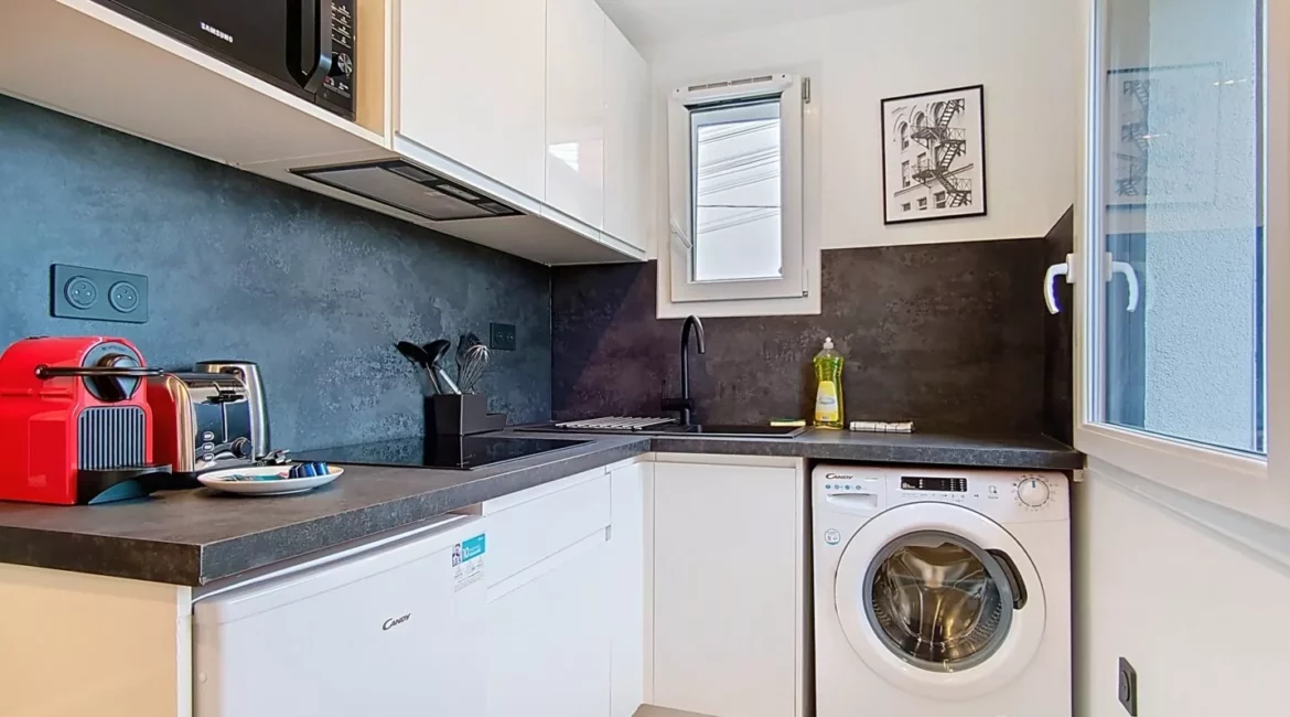 cuisine studio voyage argenteuil Cuisine moderne avec électroménagers et fenêtre ouverte.