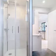 Salle de bain moderne avec douche.