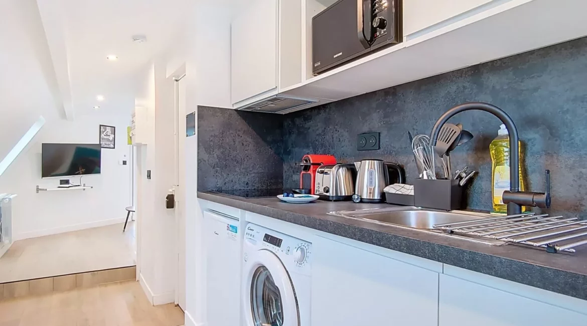 espace de vie appartement vie d'artiste argenteuil Cuisine moderne avec appareils électroménagers.