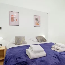 Chambre moderne avec lit double et décor minimaliste.
