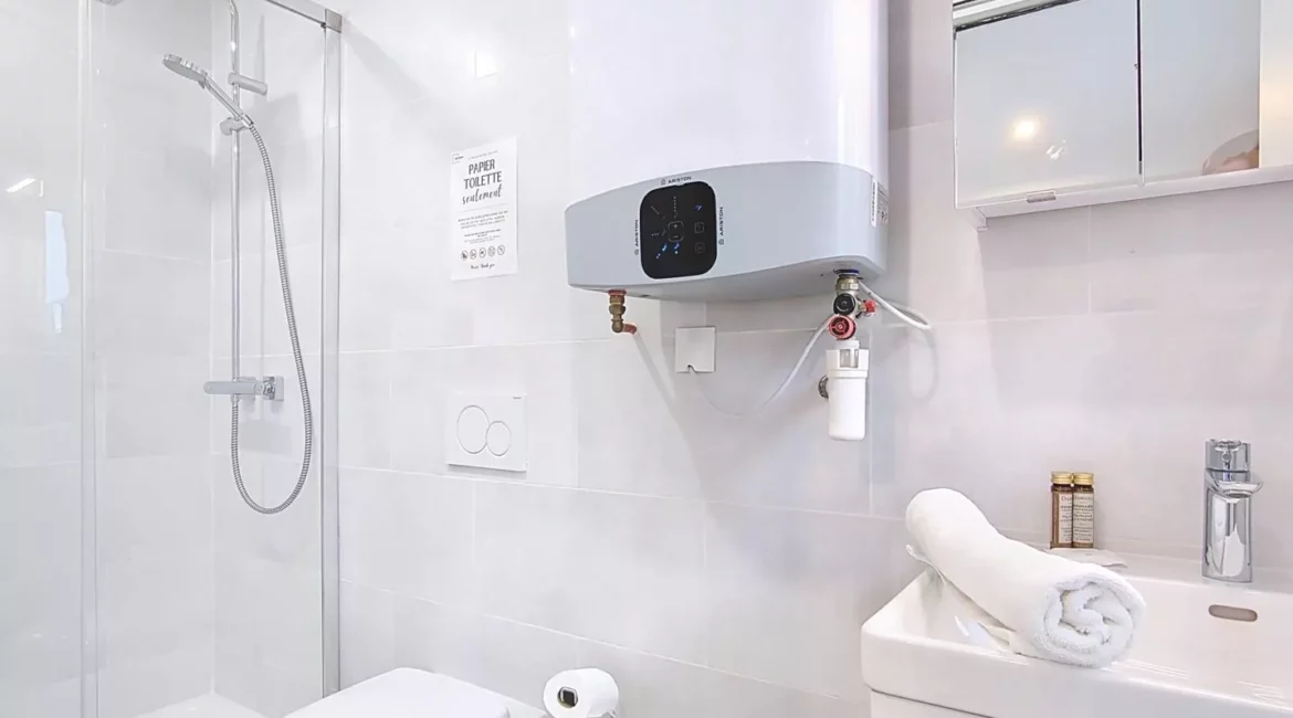 salle de bain appartement vie d'artiste argenteuil Salle de bain moderne avec douche et toilettes.