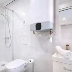 salle de bain appartement vie d'artiste argenteuil Salle de bain moderne avec douche et toilettes.