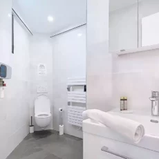 Salle de bain moderne avec sanitaires blancs.