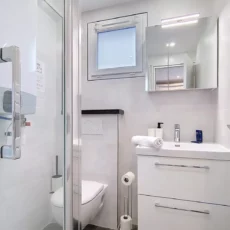 salle de bain location studio voyage argenteuil Salle de bain moderne avec douche et lavabo.