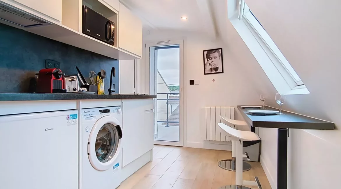 vue cuisine appartement vie d'artiste argenteuil Cuisine moderne avec appareils électroménagers et coin repas.