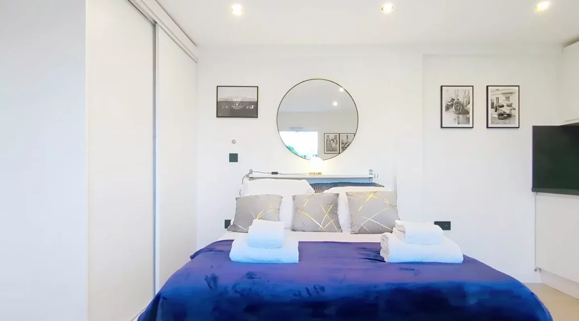 Chambre moderne avec lit double et décor élégant.