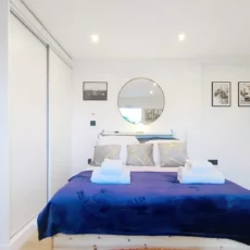 Chambre moderne avec lit double et décor élégant.