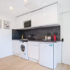 Cuisine moderne avec électroménagers intégrés