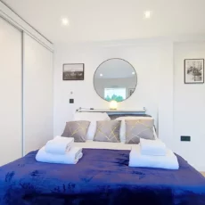 Chambre moderne avec lit double et décoration minimaliste.