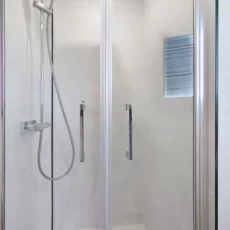 Douche moderne avec parois en verre.