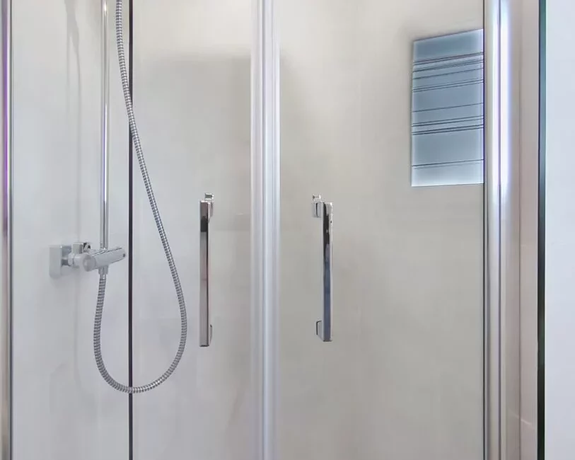 Douche moderne avec parois en verre.