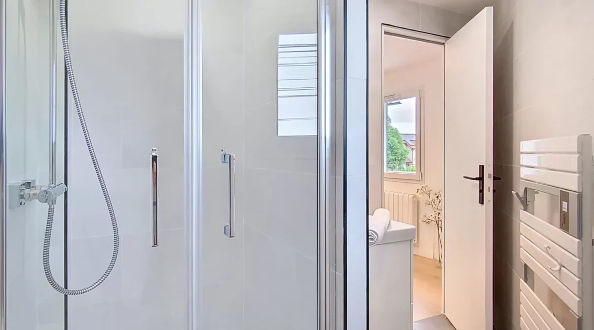 Douche moderne dans salle de bains lumineuse.