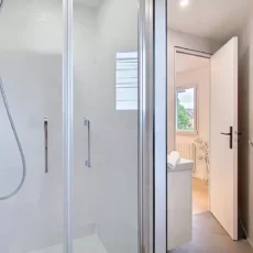 Douche moderne dans salle de bains lumineuse.