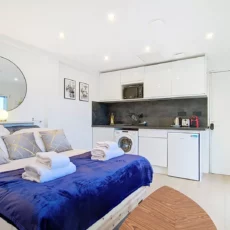 Studio moderne avec kitchenette et lit confortable.