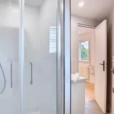 Salle de bain moderne avec douche.