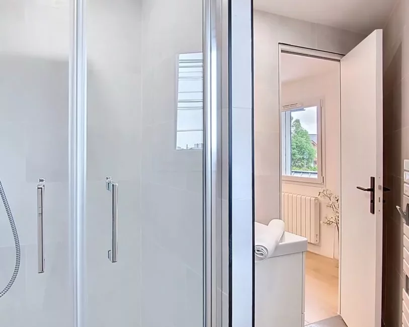 Salle de bain moderne avec douche.