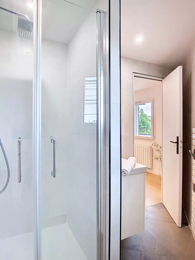 loc smart appart hotel argenteuil belle epoque salle de bain vue ensemble 19 loc smart appart hotel argenteuil belle epoque salle de bain vue ensemble 19