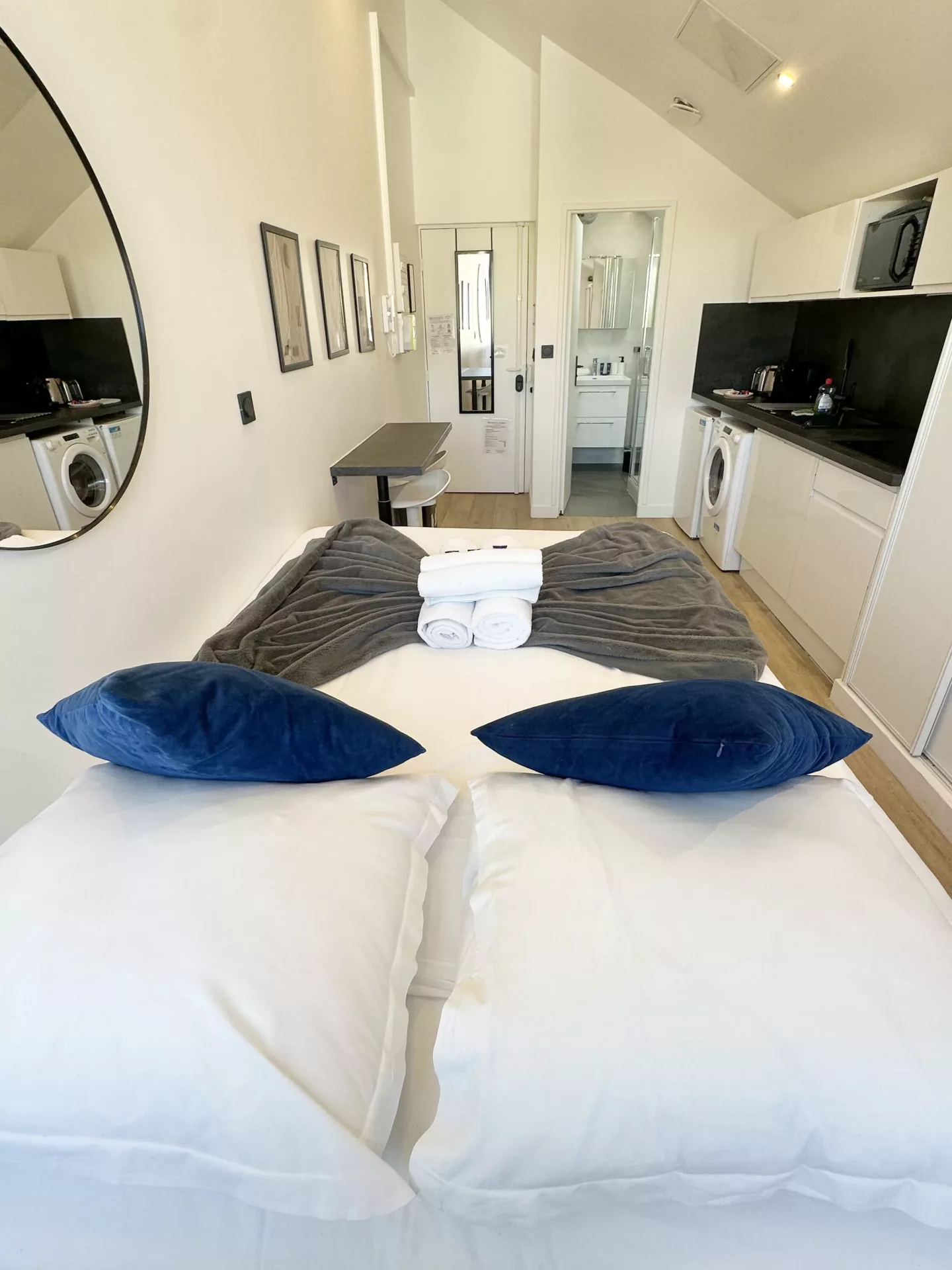 loc smart appart hotel argenteuil big dream vue ensemble entree cuisine 02 loc smart appart hotel argenteuil big dream vue ensemble entree cuisine 02