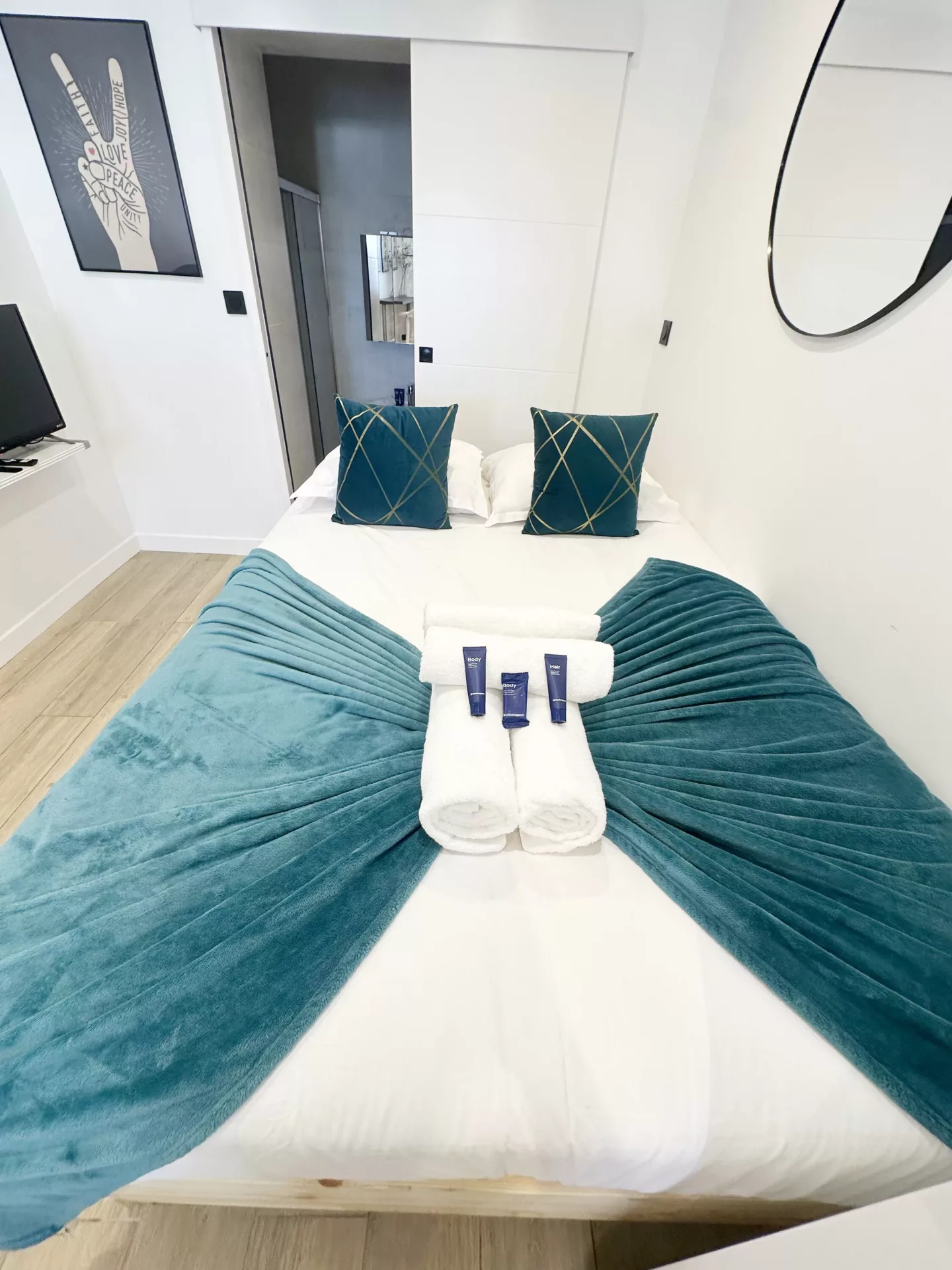 loc smart appart hotel argenteuil peace and love chambre lit 03 loc smart appart hotel argenteuil peace and love chambre lit 03