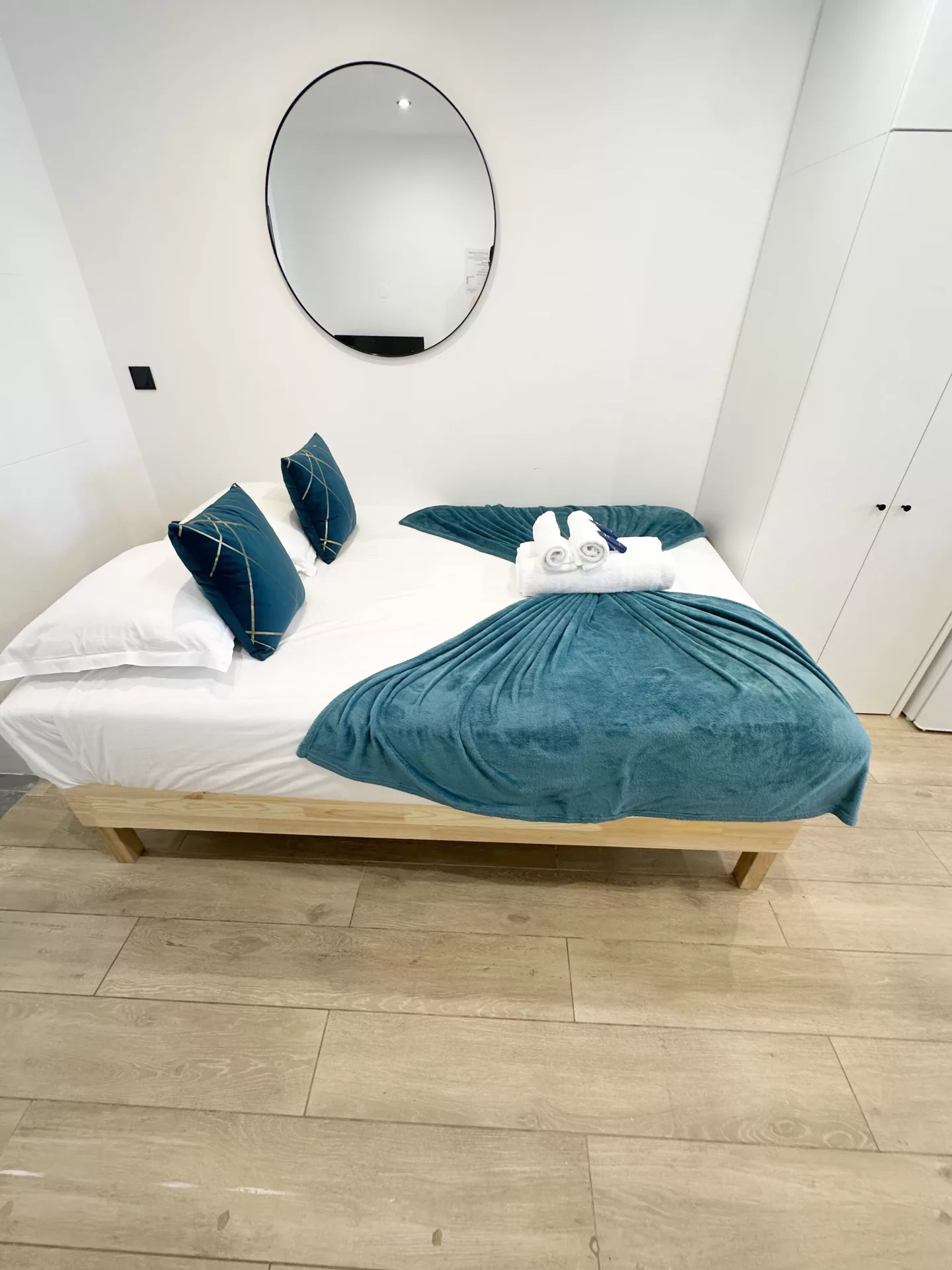 loc smart appart hotel argenteuil peace and love chambre lit miroir 04 loc smart appart hotel argenteuil peace and love chambre lit miroir 04