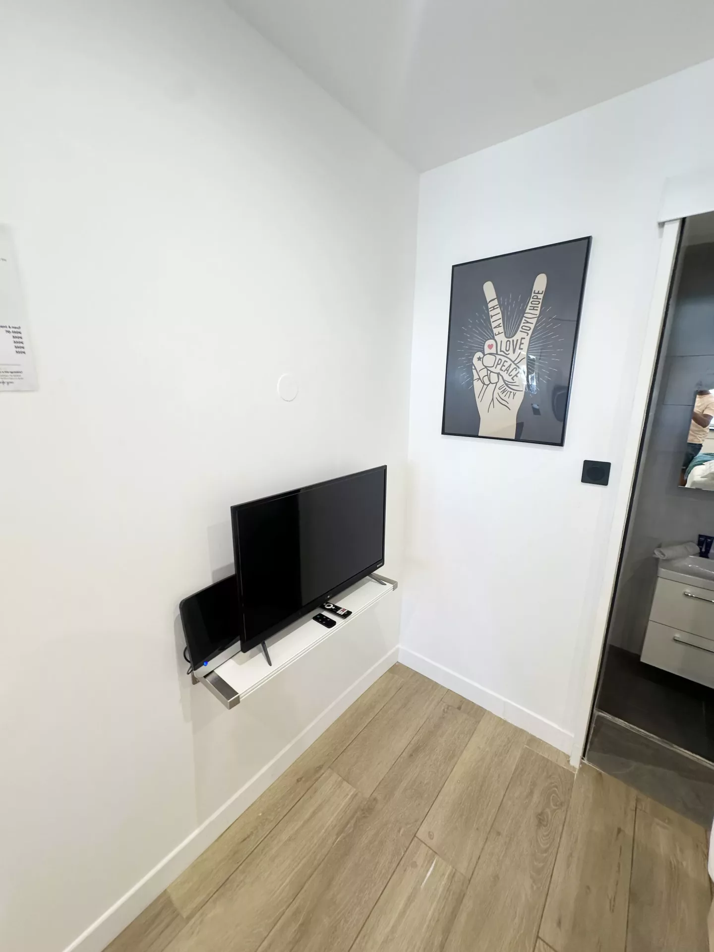 loc smart appart hotel argenteuil peace and love chambre television 05 loc smart appart hotel argenteuil peace and love chambre television 05
