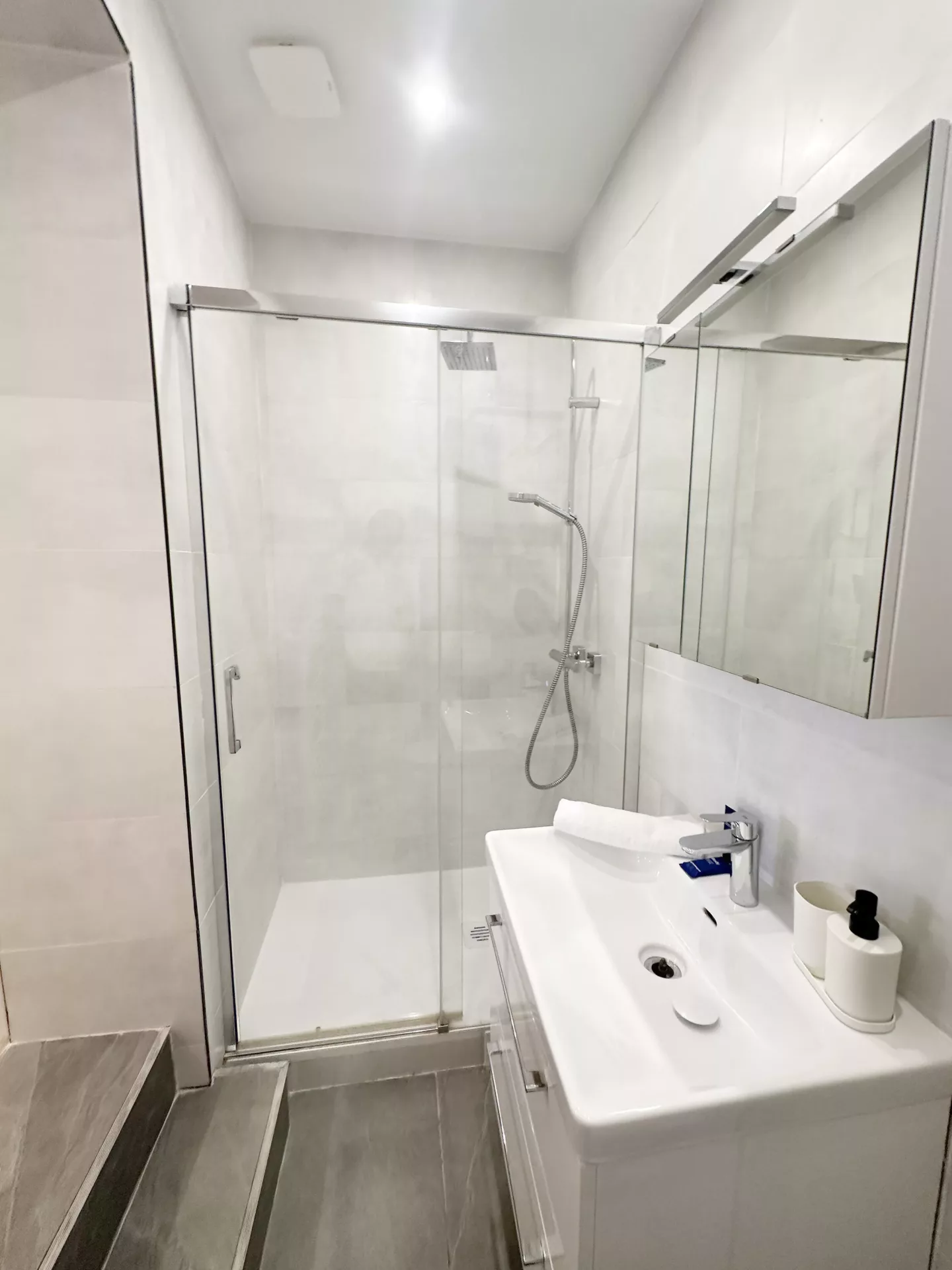 loc smart appart hotel argenteuil peace and love salle de bain douche 06 loc smart appart hotel argenteuil peace and love salle de bain douche 06
