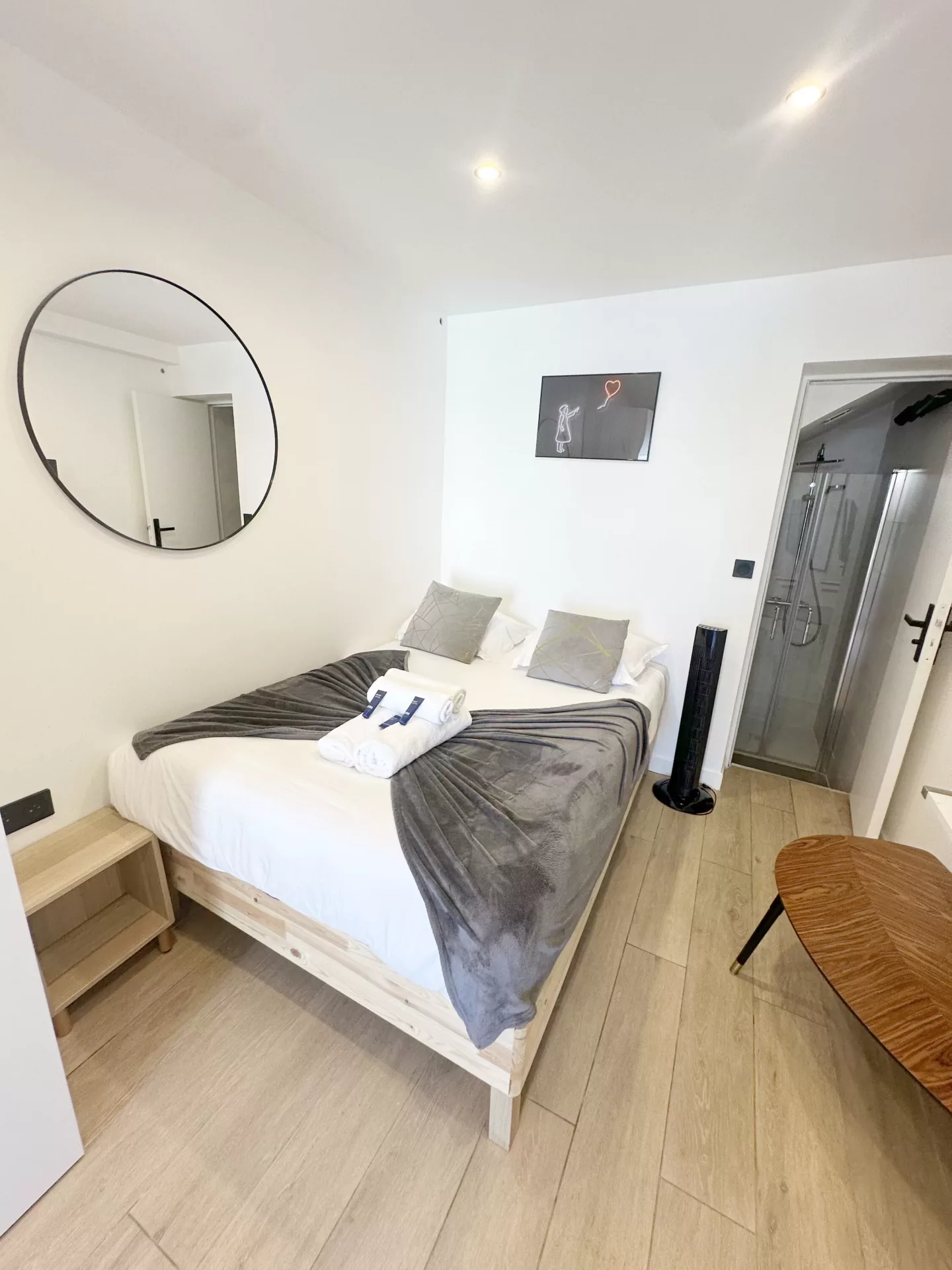 loc smart appart hotel argenteuil street art chambre lit miroir 04 loc smart appart hotel argenteuil street art chambre lit miroir 04