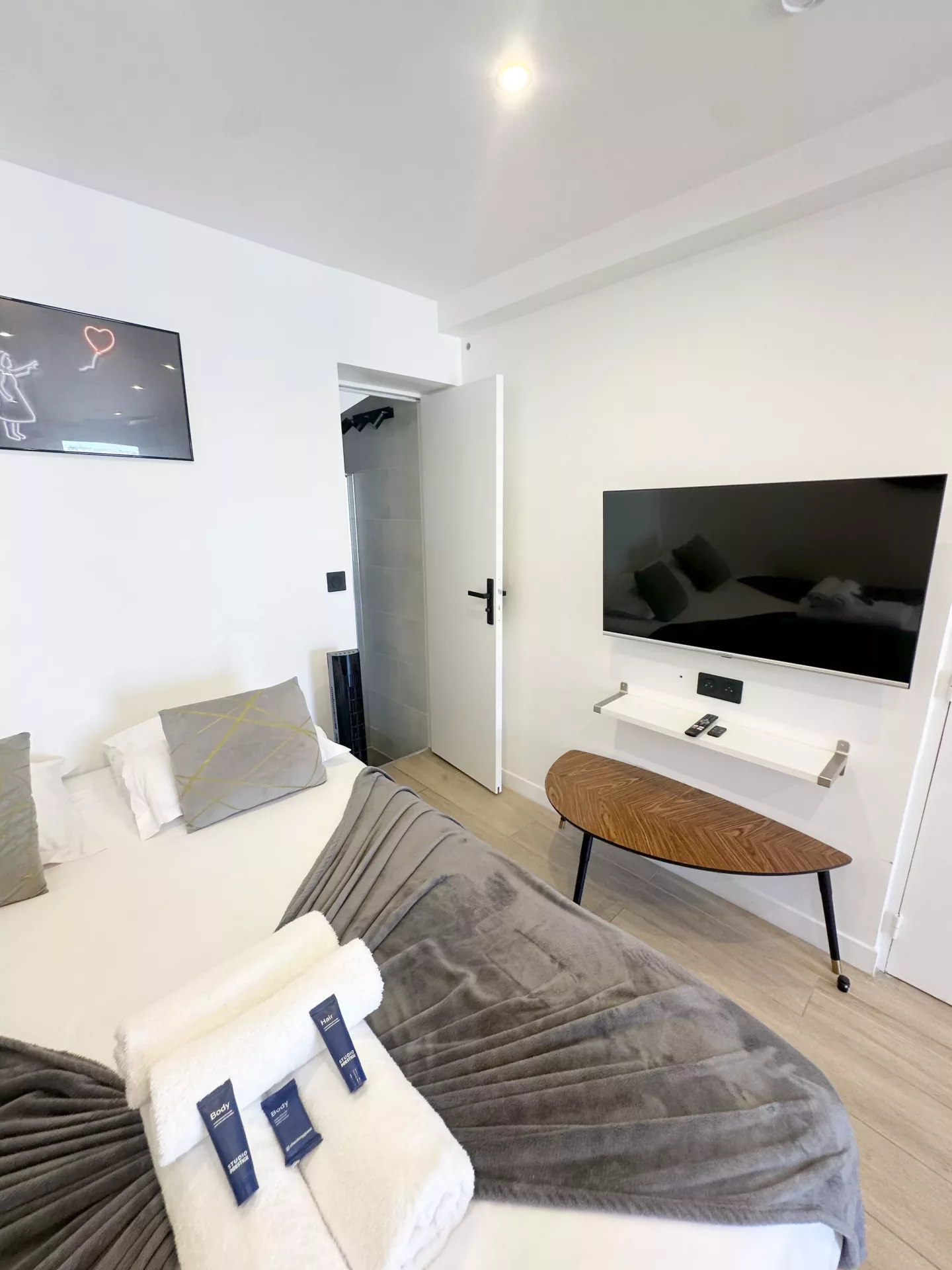 loc smart appart hotel argenteuil street art chambre television 05 loc smart appart hotel argenteuil street art chambre television 05