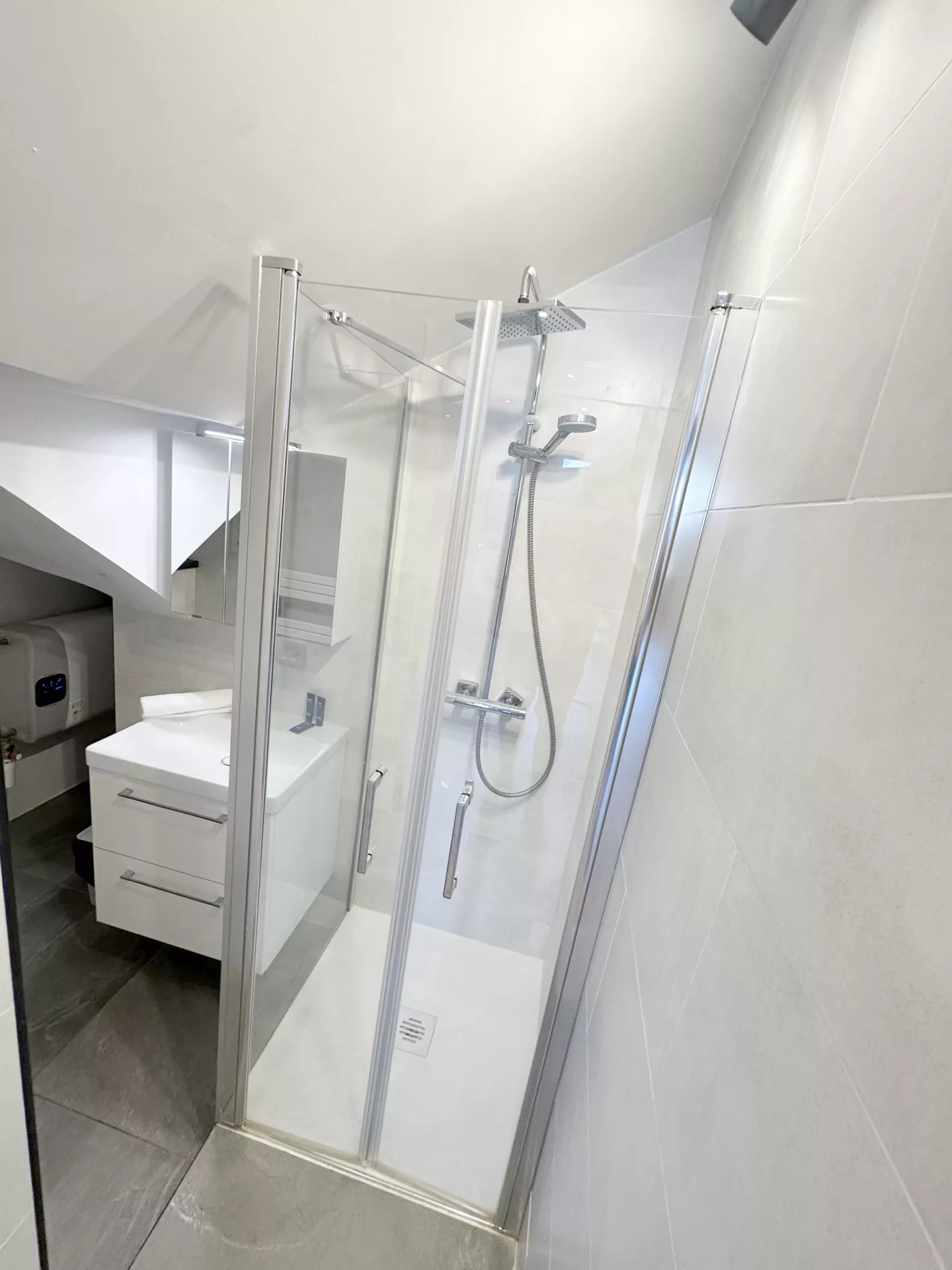 loc smart appart hotel argenteuil street art salle de bain douche 06 loc smart appart hotel argenteuil street art salle de bain douche 06
