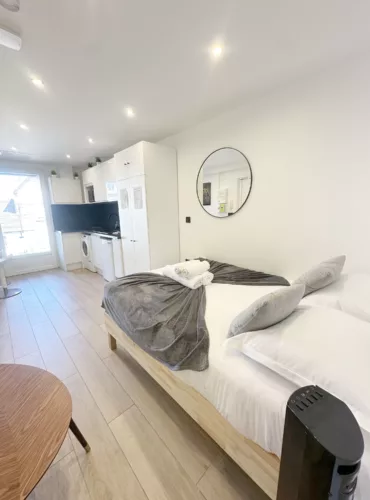 loc smart appart hotel argenteuil street art vue ensemble lit cuisine 03
