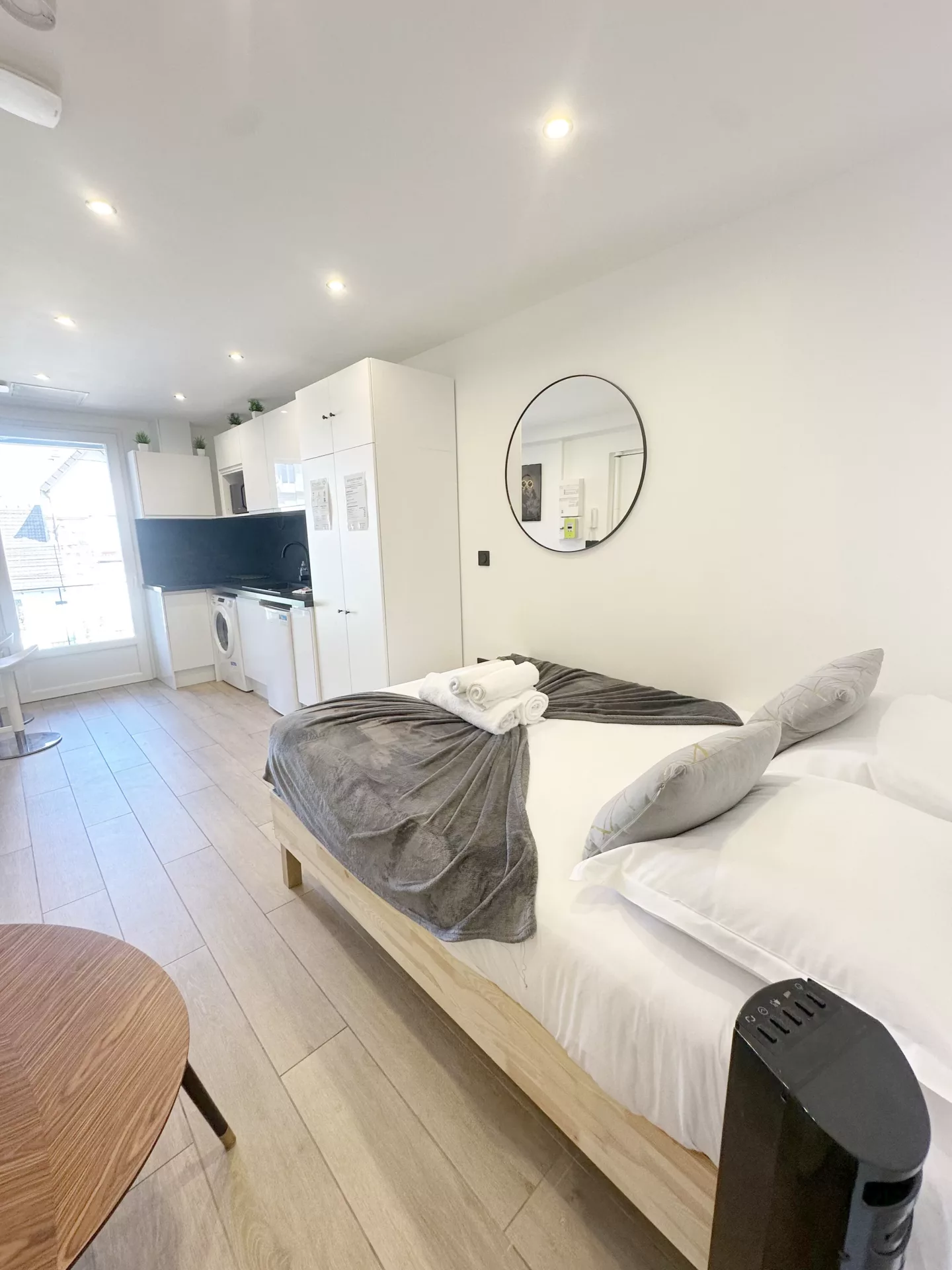 loc smart appart hotel argenteuil street art vue ensemble lit cuisine 03