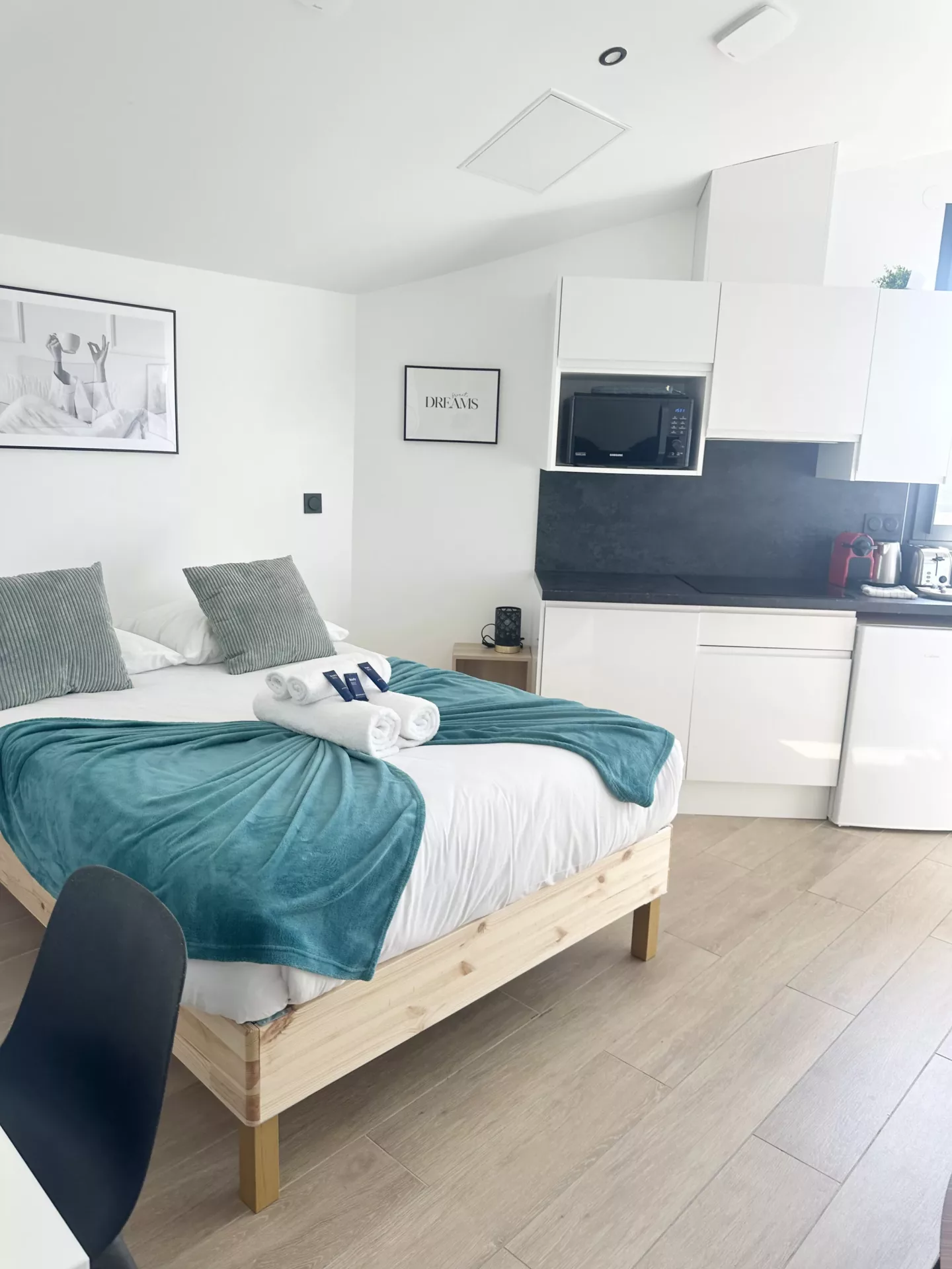 loc smart appart hotel argenteuil sweet home chambre lit detail 11